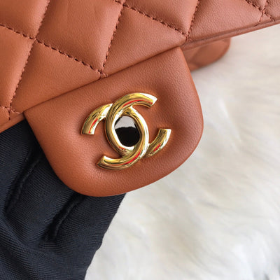 CC 20 CLASSIC SMALL DOUBLE FLAP BAG IN CARAMEL BROWN CALFSKIN - Image 7