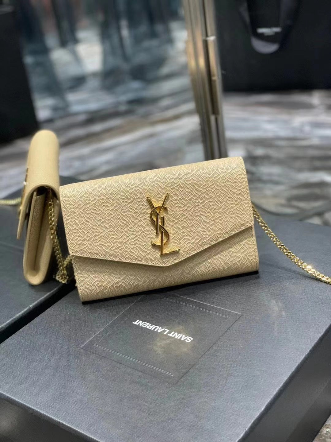 saint laurent grain de poudre uptown chain wallet white - image 2