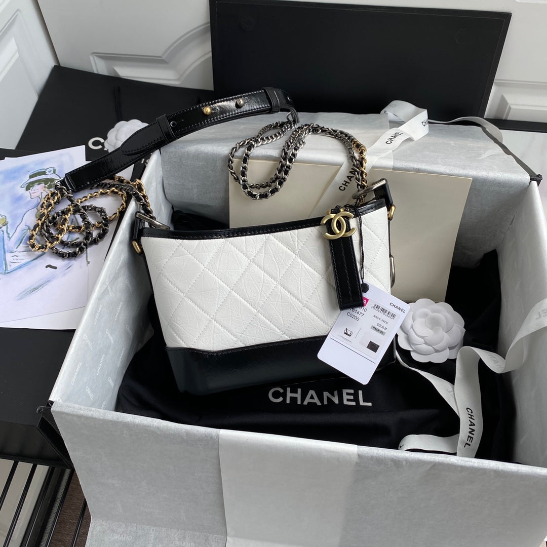CC GABRIELLE MINI 20 HOBO BAG IN WHITE MIX BLACK CALFSKIN - Image 2