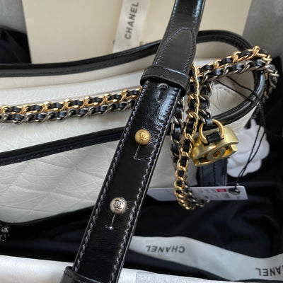CC GABRIELLE MINI 20 HOBO BAG IN WHITE MIX BLACK CALFSKIN - Image 7