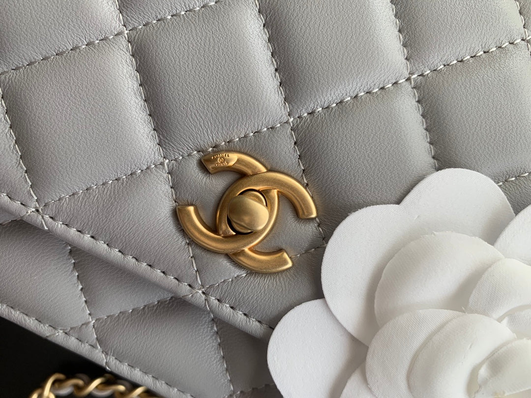 CLASSIC WOC 19CM WHITE LAMBSKIN GOLD HARDWARE - Image 11