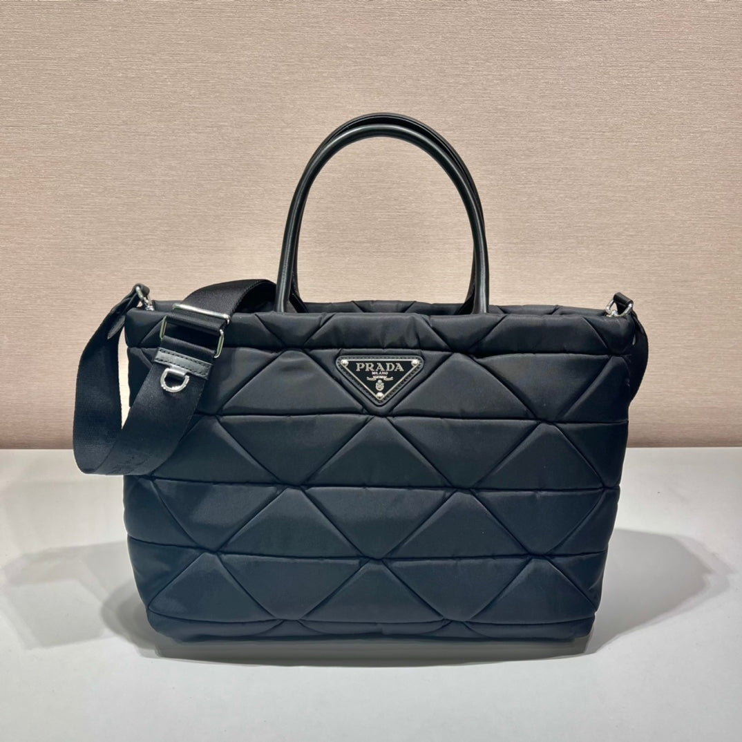 triangle pattern tote bag 33 in black quilted re-nylon - main image