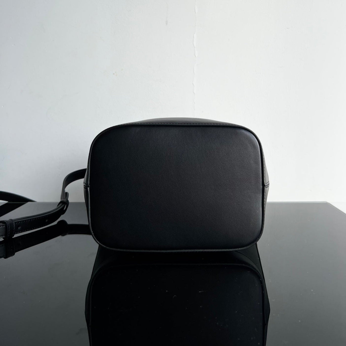 BUCKET CUIR TRIOMPHE 24 CALFSKIN BLACK - Image 4