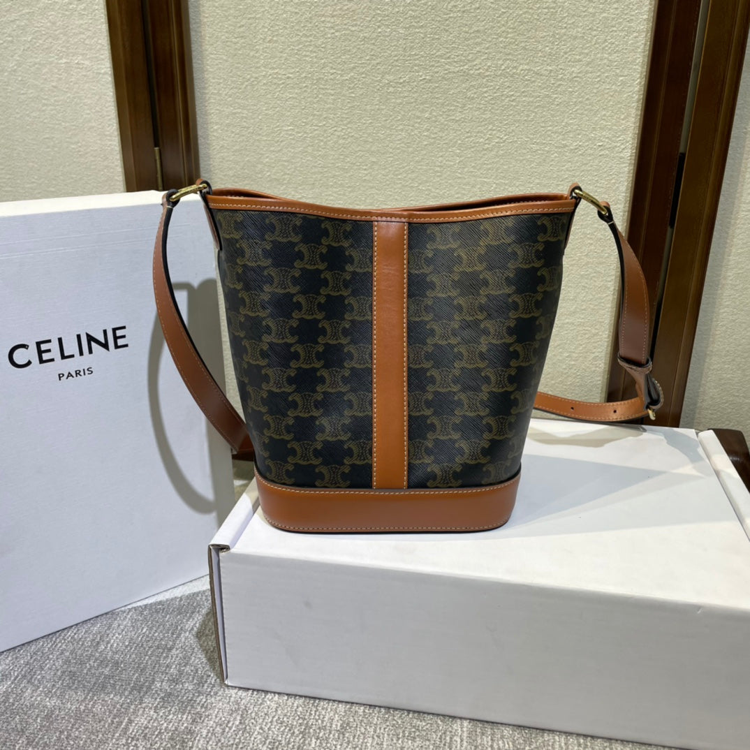 BUCKET 30 IN BLACK TRIOMPHE CANVAS AND RED BROWN CALFSKIN TRIM - Main Image