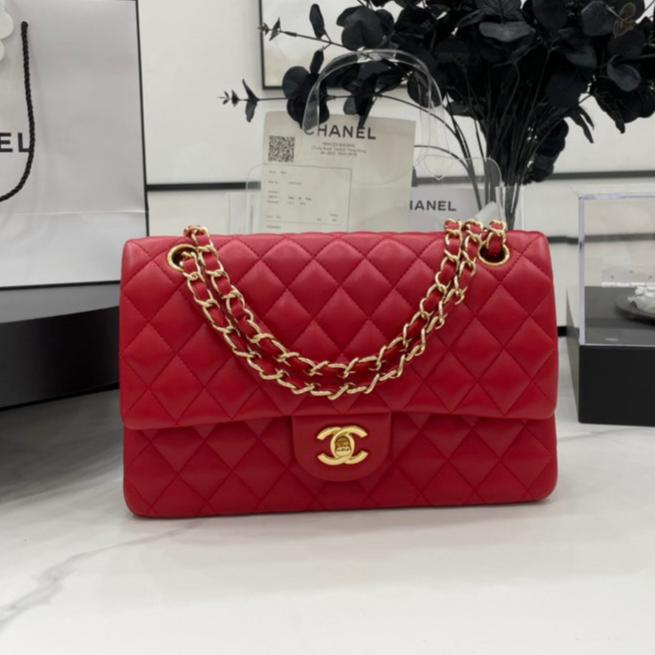 CC 25 CLASSIC SMALL DOUBLE FLAP BAG IN CHERRY RED CALFSKIN WITH STRAP - Main Image