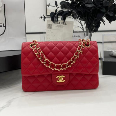 CC 25 CLASSIC SMALL DOUBLE FLAP BAG IN CHERRY RED CALFSKIN WITH STRAP - Main Image