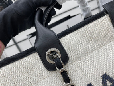 CC DEAUVILLE LARGE 38 TOTE BAG IN WHITE CANVAS WITH BLACK LOGO - Image 7