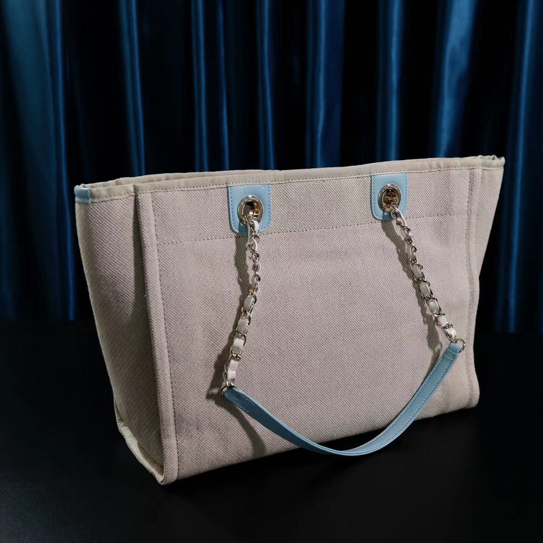 CC DEAUVILLE LARGE 39 TOTE BAG IN BEIGE CANVAS WITH LIGHT BLUE CHAIN - Image 4
