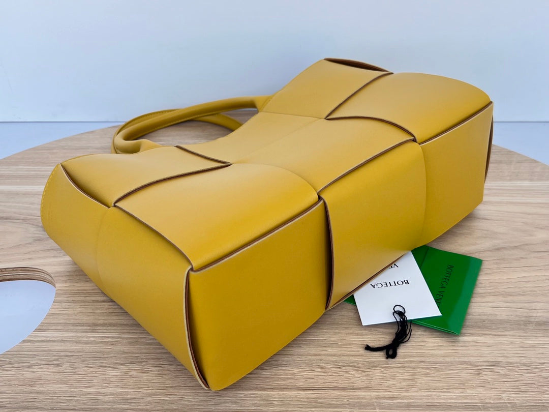 SMALL ARCO TOTE 30 IN TULIP TREE YELLOW LAMBSKIN - Image 6