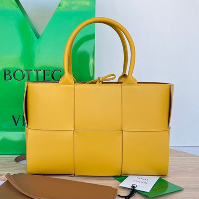 SMALL ARCO TOTE 30 IN TULIP TREE YELLOW LAMBSKIN - Main Image