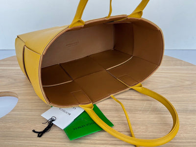 SMALL ARCO TOTE 30 IN TULIP TREE YELLOW LAMBSKIN - Image 9