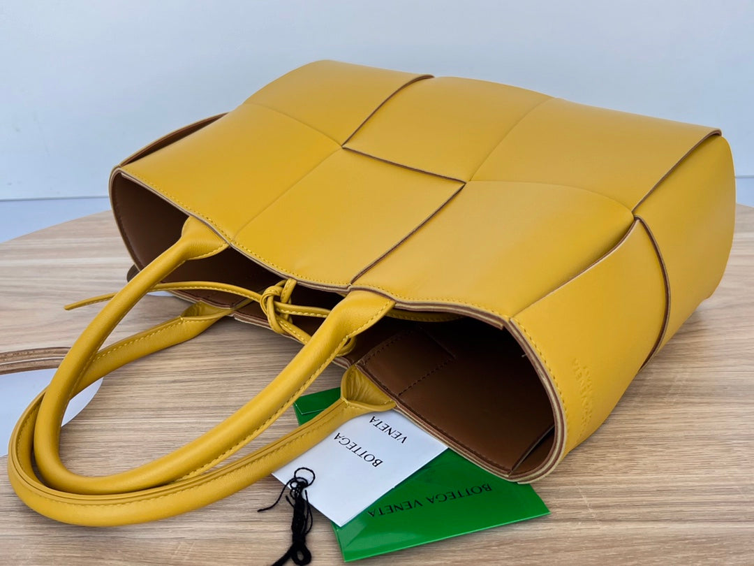 SMALL ARCO TOTE 30 IN TULIP TREE YELLOW LAMBSKIN - Image 10