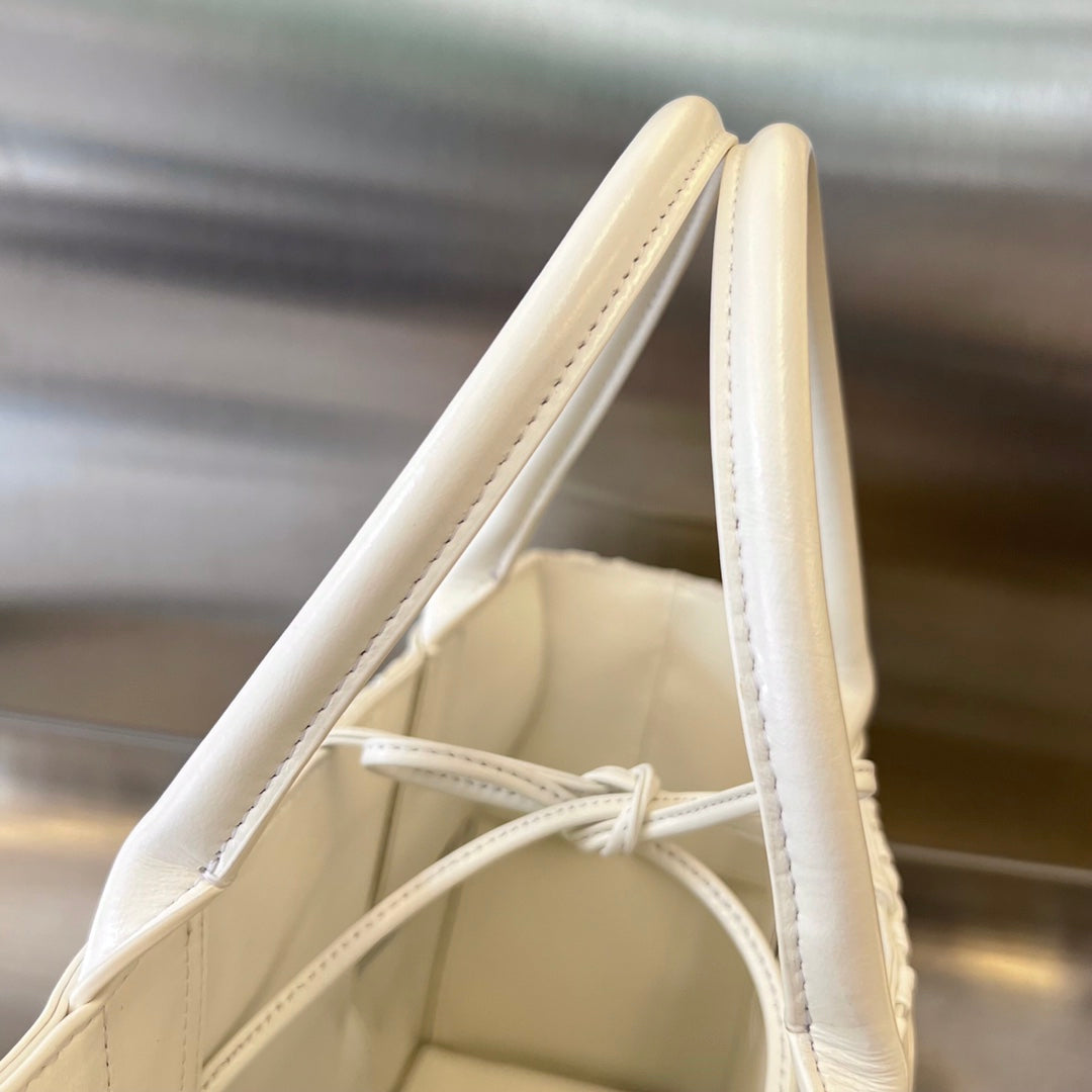 SMALL ARCO TOTE 30 IN WHITE SOFT LAMBSKIN - Image 11