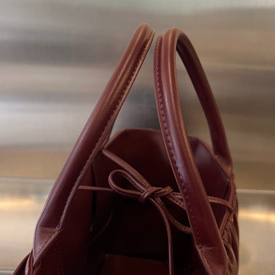 SMALL ARCO TOTE 30 IN WINE RED SOFT LAMBSKIN - Image 5