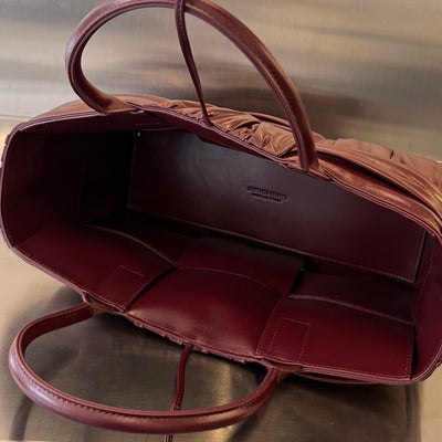 SMALL ARCO TOTE 30 IN WINE RED SOFT LAMBSKIN - Image 8