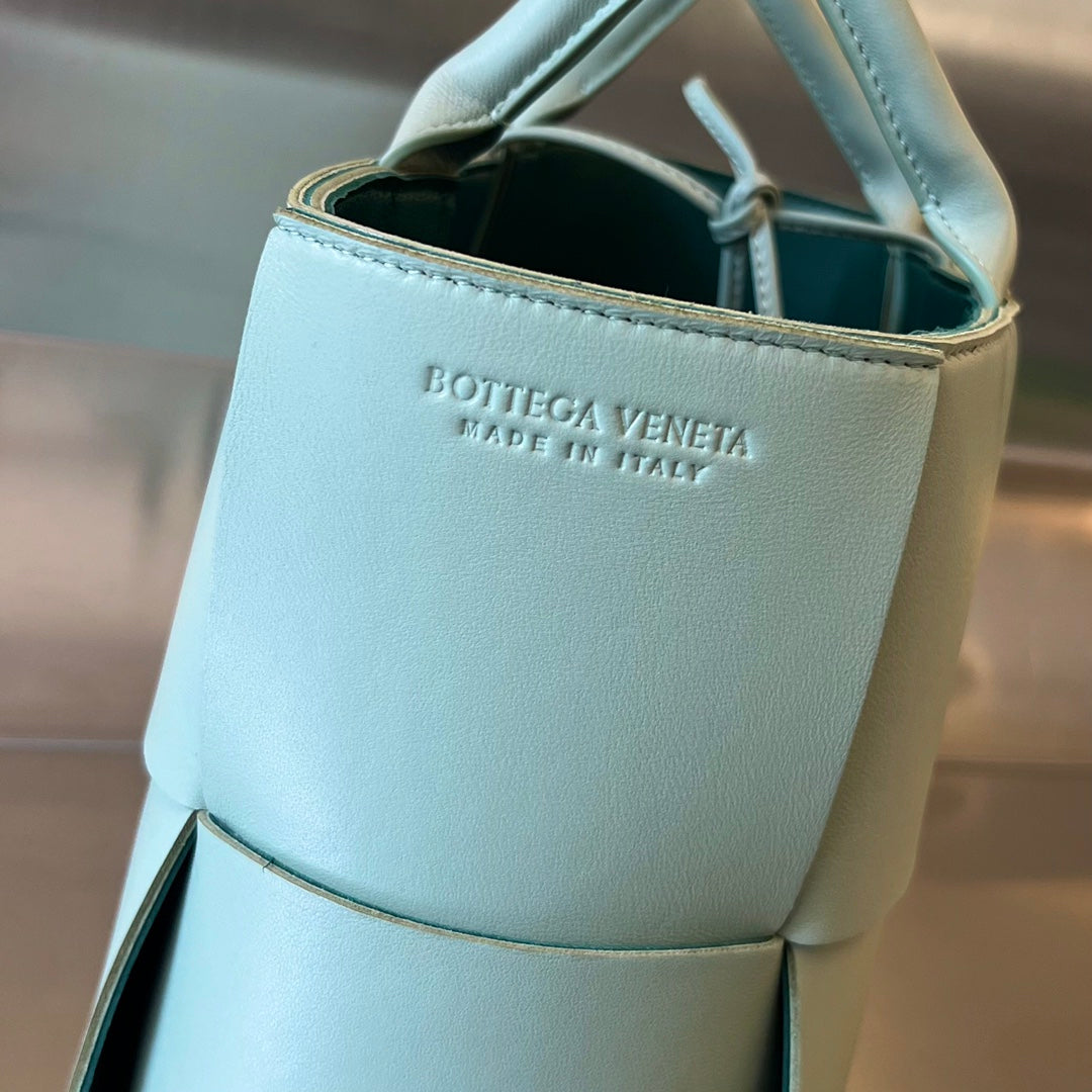 SMALL ARCO TOTE 30 IN MORNING GLORY LAMBSKIN - Image 9