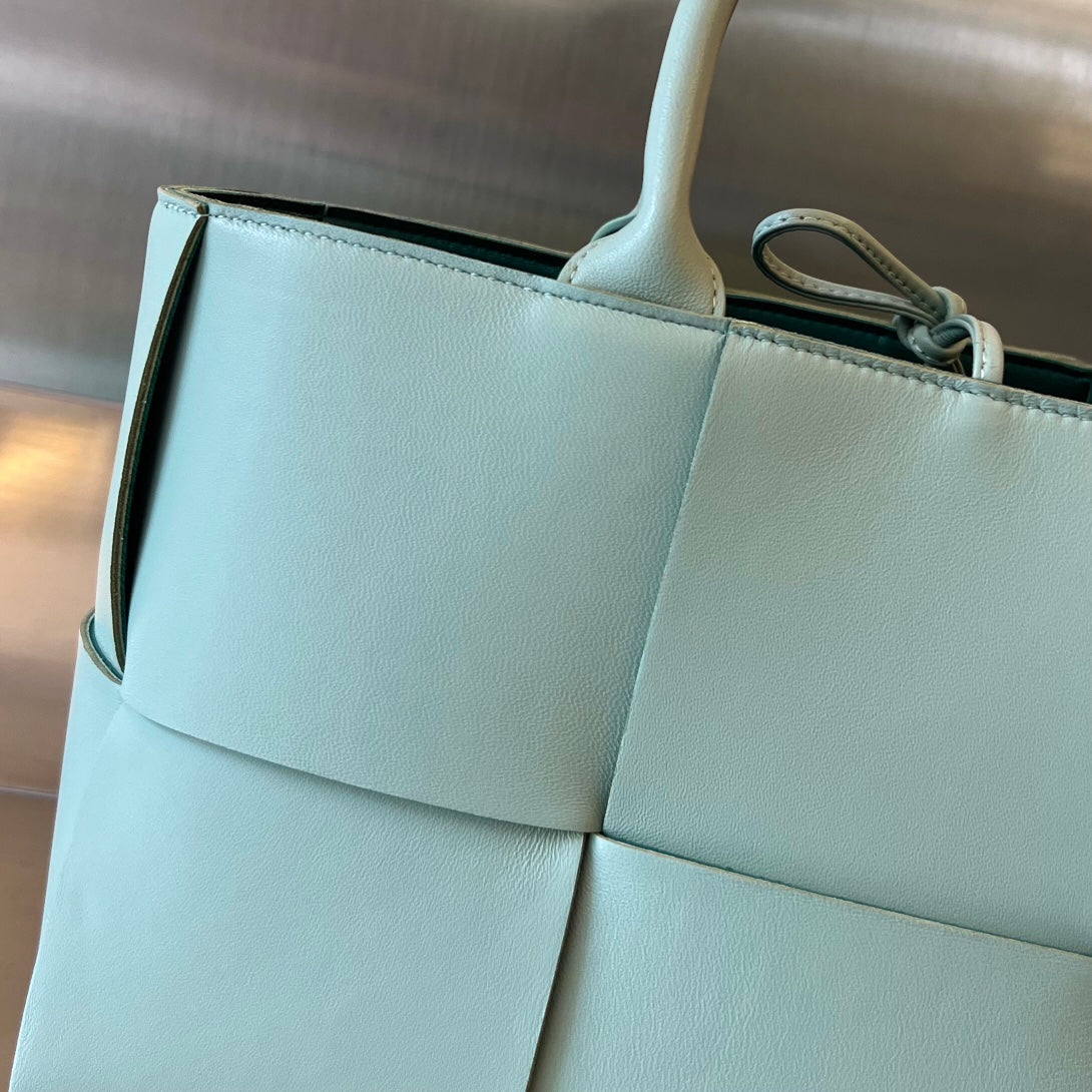 SMALL ARCO TOTE 30 IN MORNING GLORY LAMBSKIN - Image 11