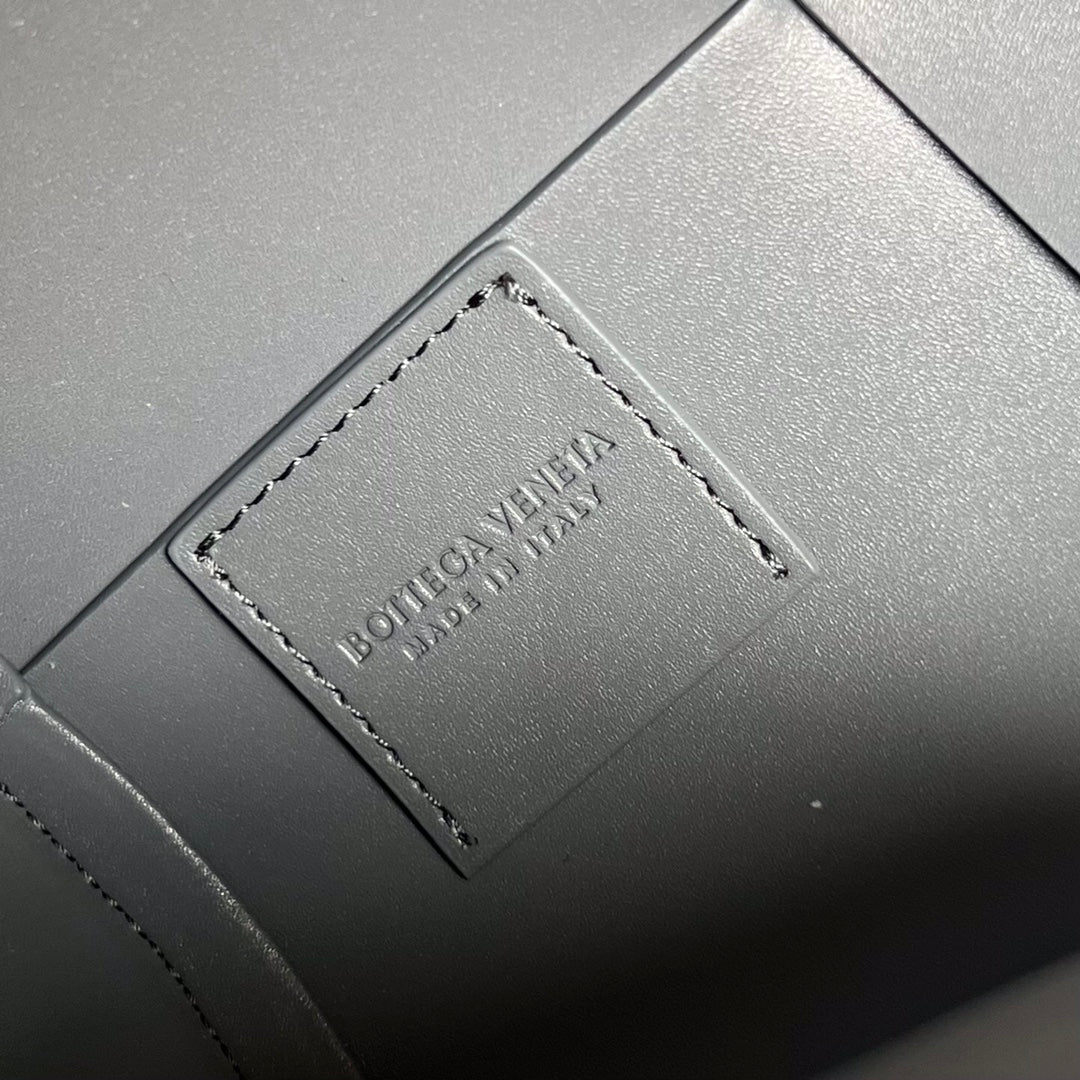 CYLINDER CASSETTE 30 IN LAVA GRAY CALFSKIN - Image 10