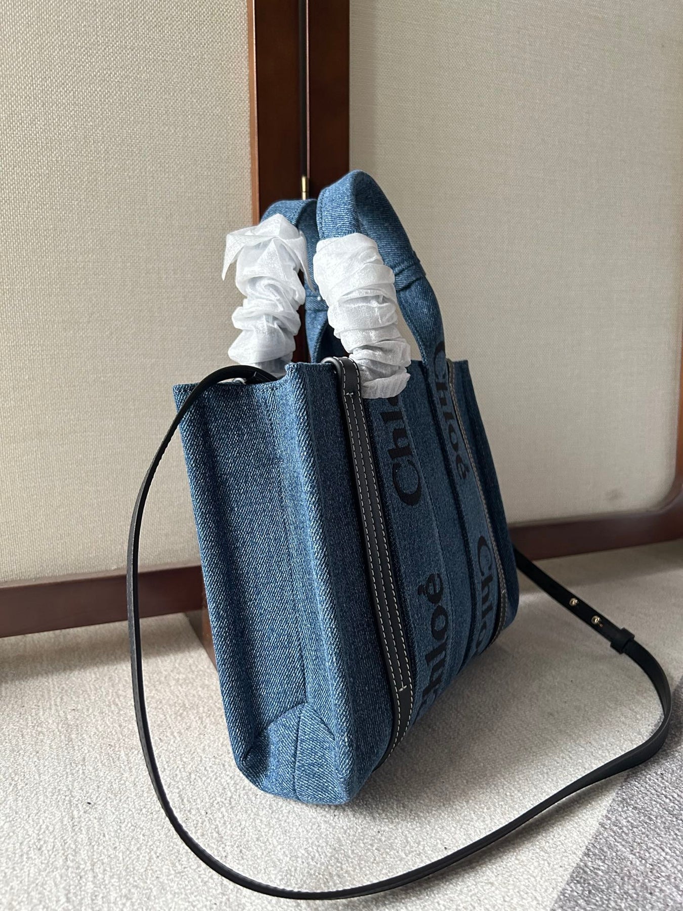 SMALL WOODY TOTE BAG 26.5 IN BLUE DENIM BLACK CALFSKIN - Image 5