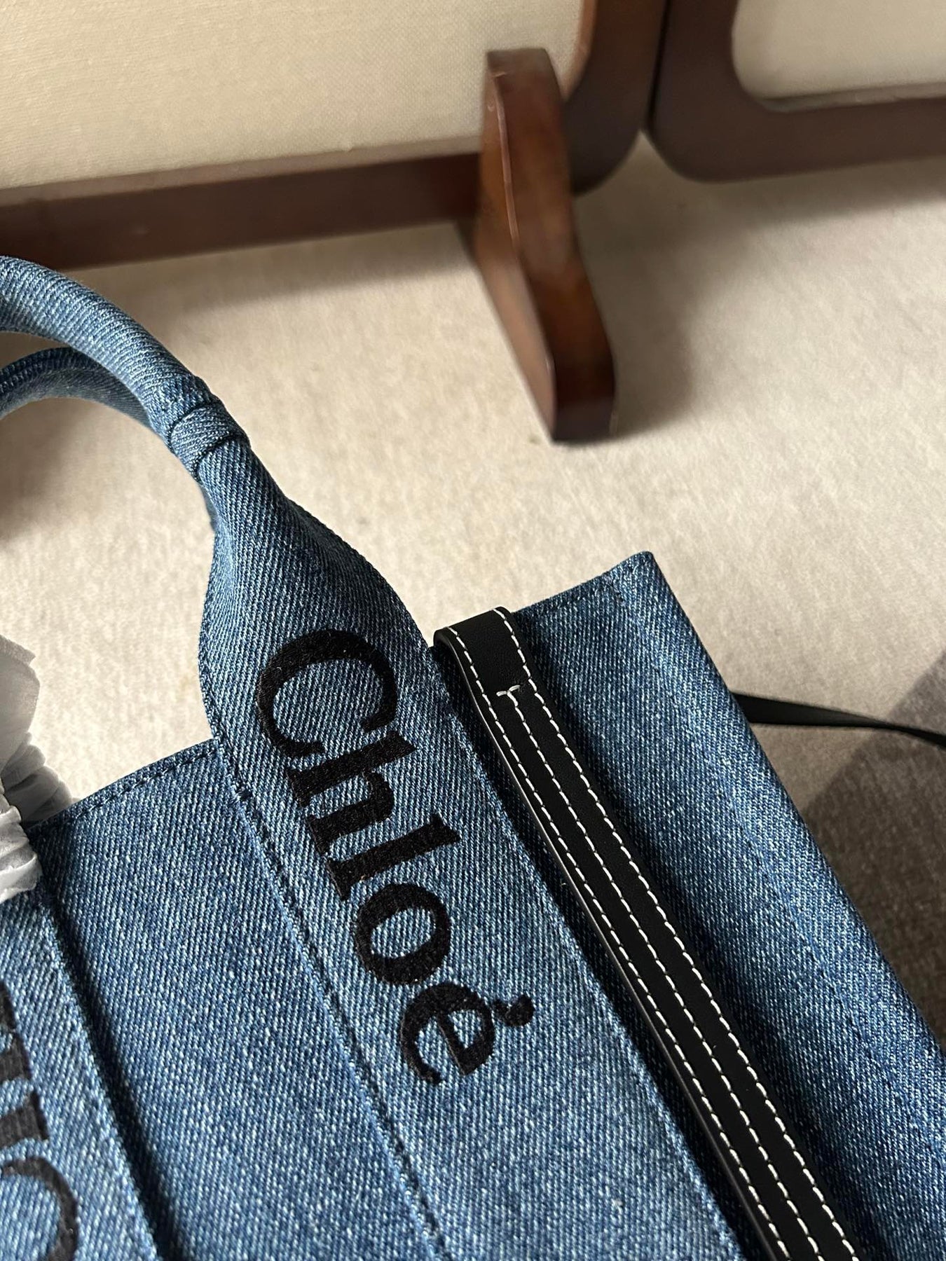 SMALL WOODY TOTE BAG 26.5 IN BLUE DENIM BLACK CALFSKIN - Image 10