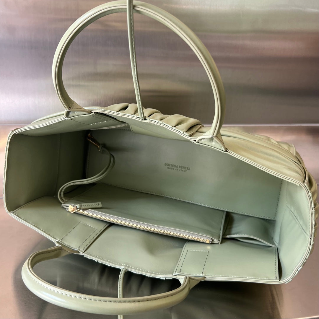 SMALL ARCO TOTE 30 IN TRAVERTINE SOFT LAMBSKIN - Image 9