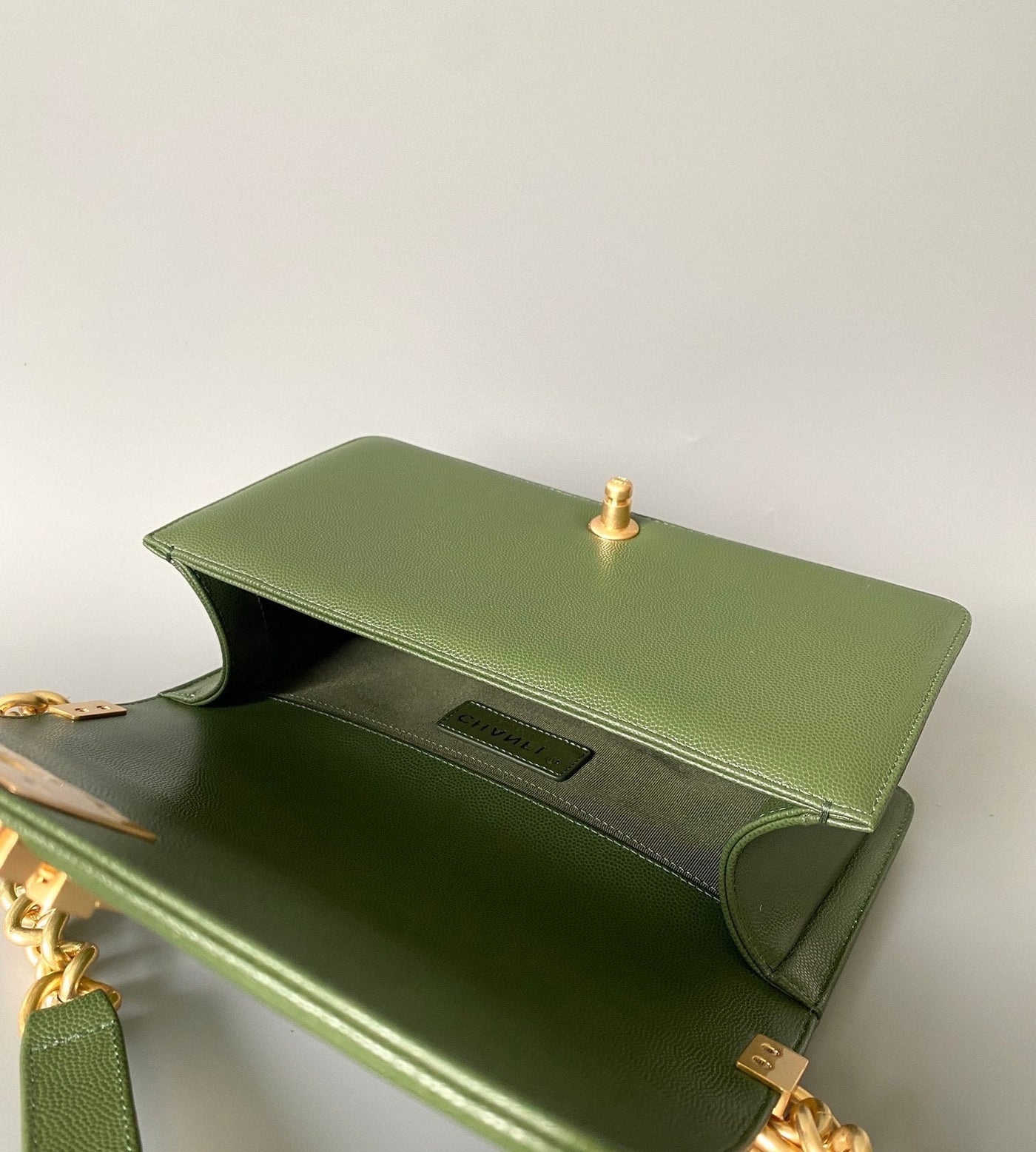 CC MEDIUM 25 BOY BAG IN OLIVE GREEN LAMBSKIN GOLD HARDWARE - Image 9