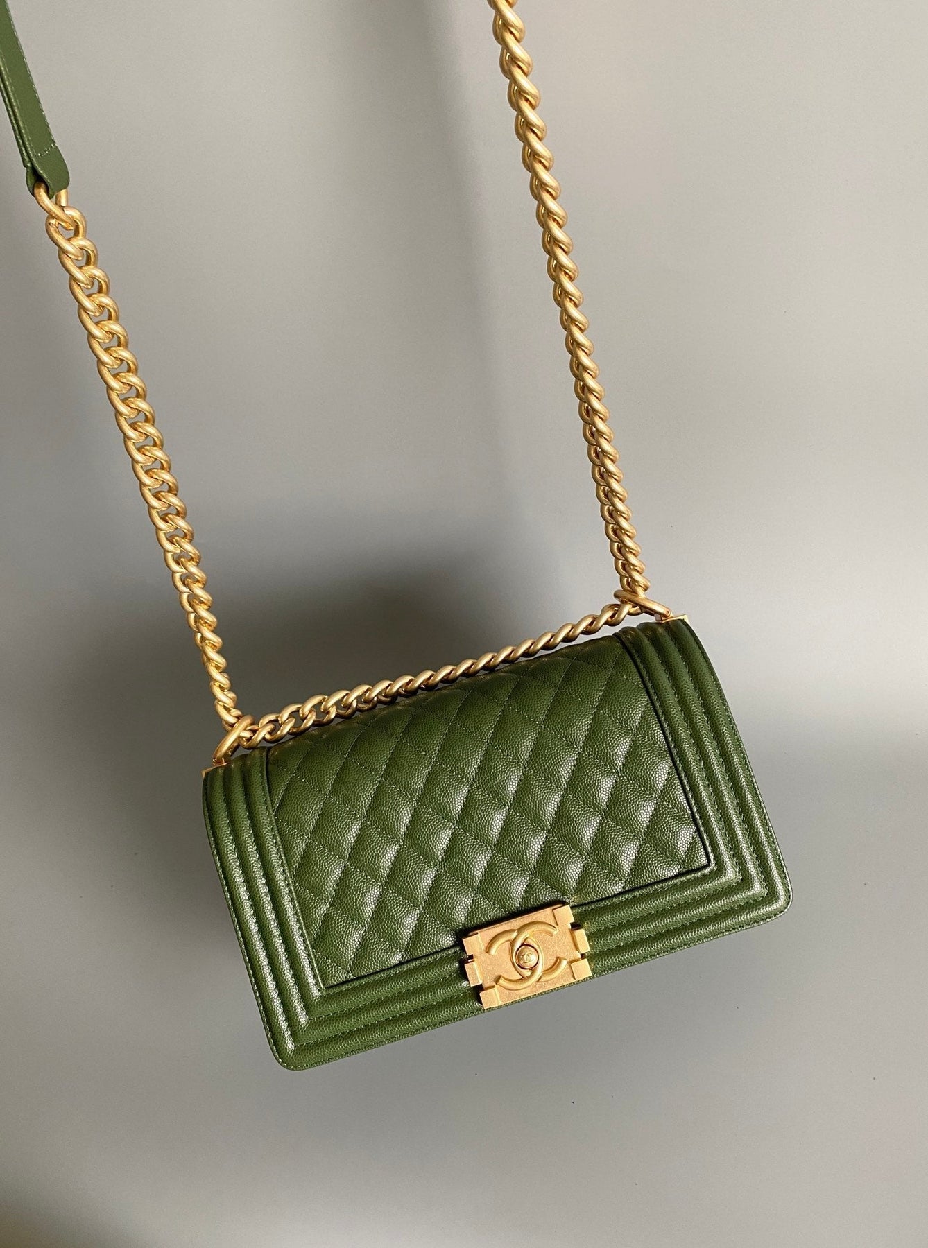 CC MEDIUM 25 BOY BAG IN OLIVE GREEN LAMBSKIN GOLD HARDWARE - Image 5