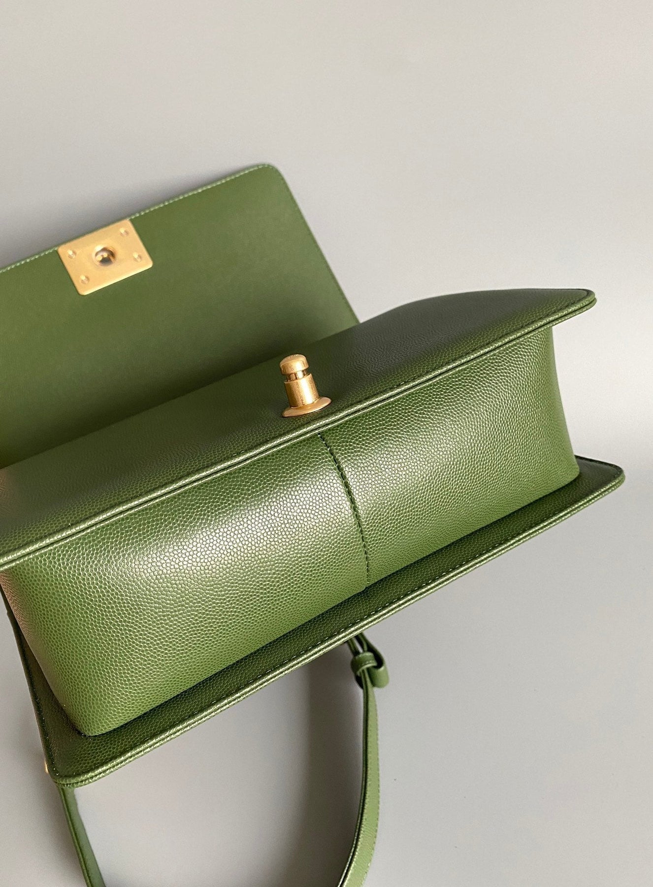 CC MEDIUM 25 BOY BAG IN OLIVE GREEN LAMBSKIN GOLD HARDWARE - Image 7