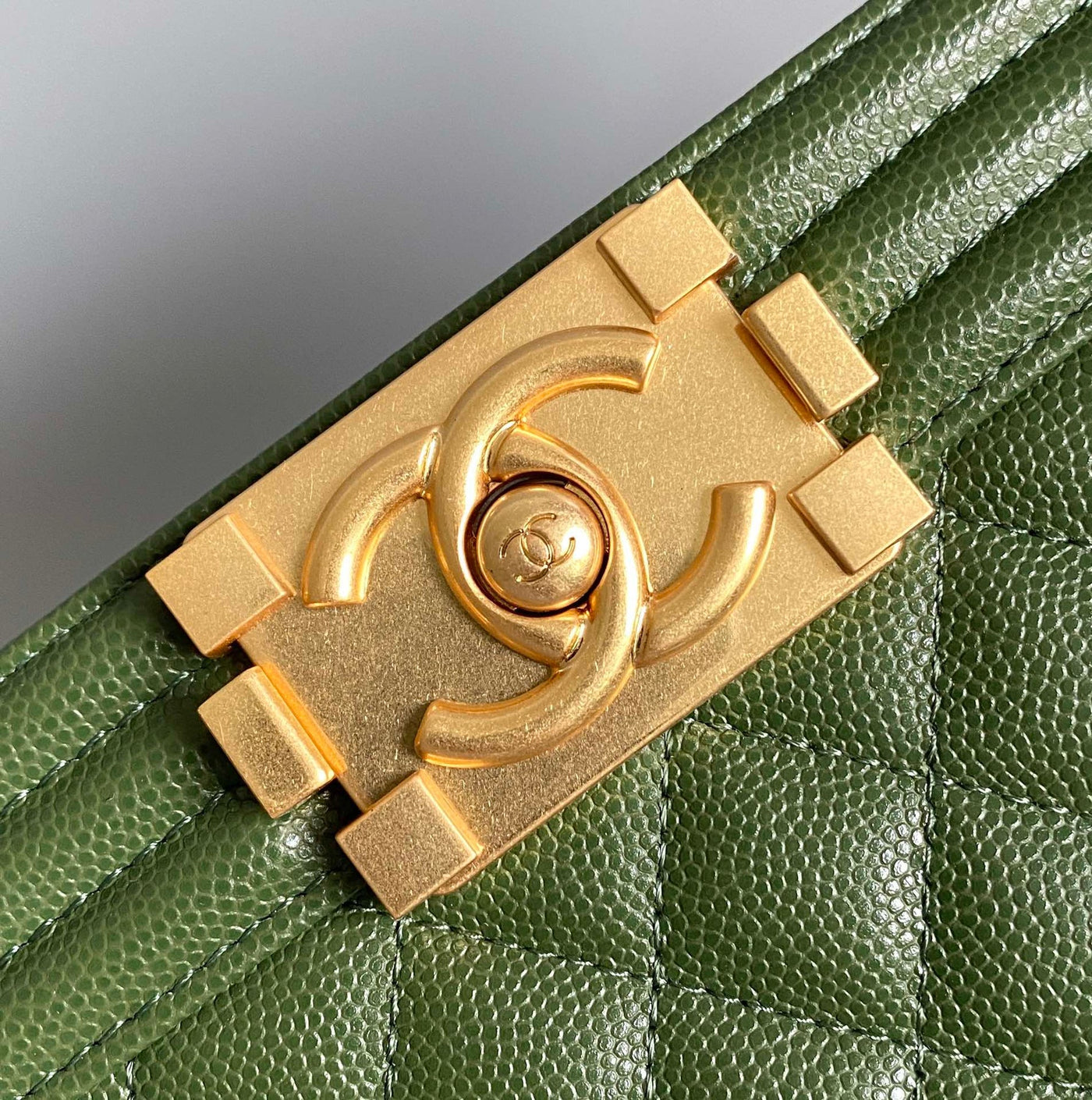 CC MEDIUM 25 BOY BAG IN OLIVE GREEN LAMBSKIN GOLD HARDWARE - Image 6