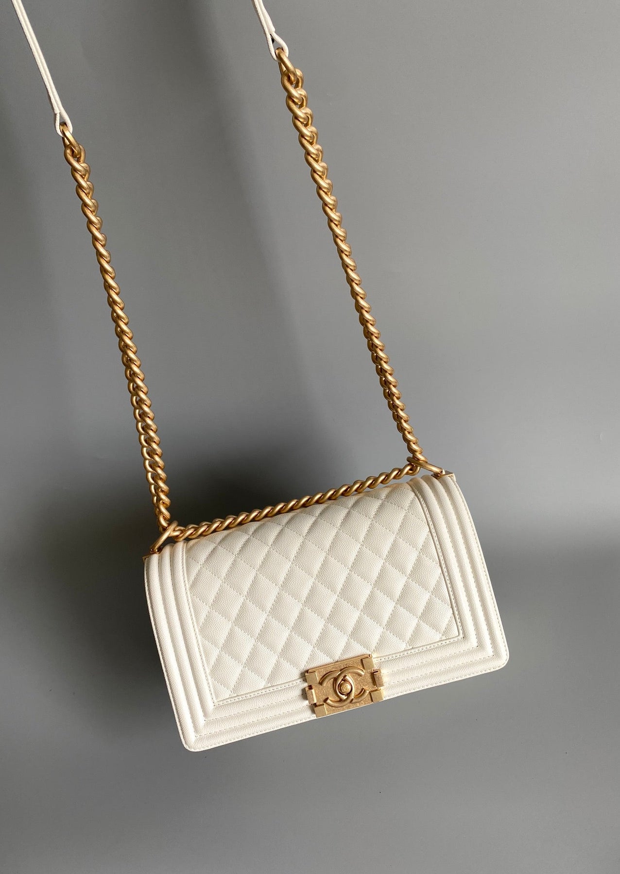CC MEDIUM 25 BOY BAG IN WHITE LAMBSKIN GOLD HARDWARE - Image 4