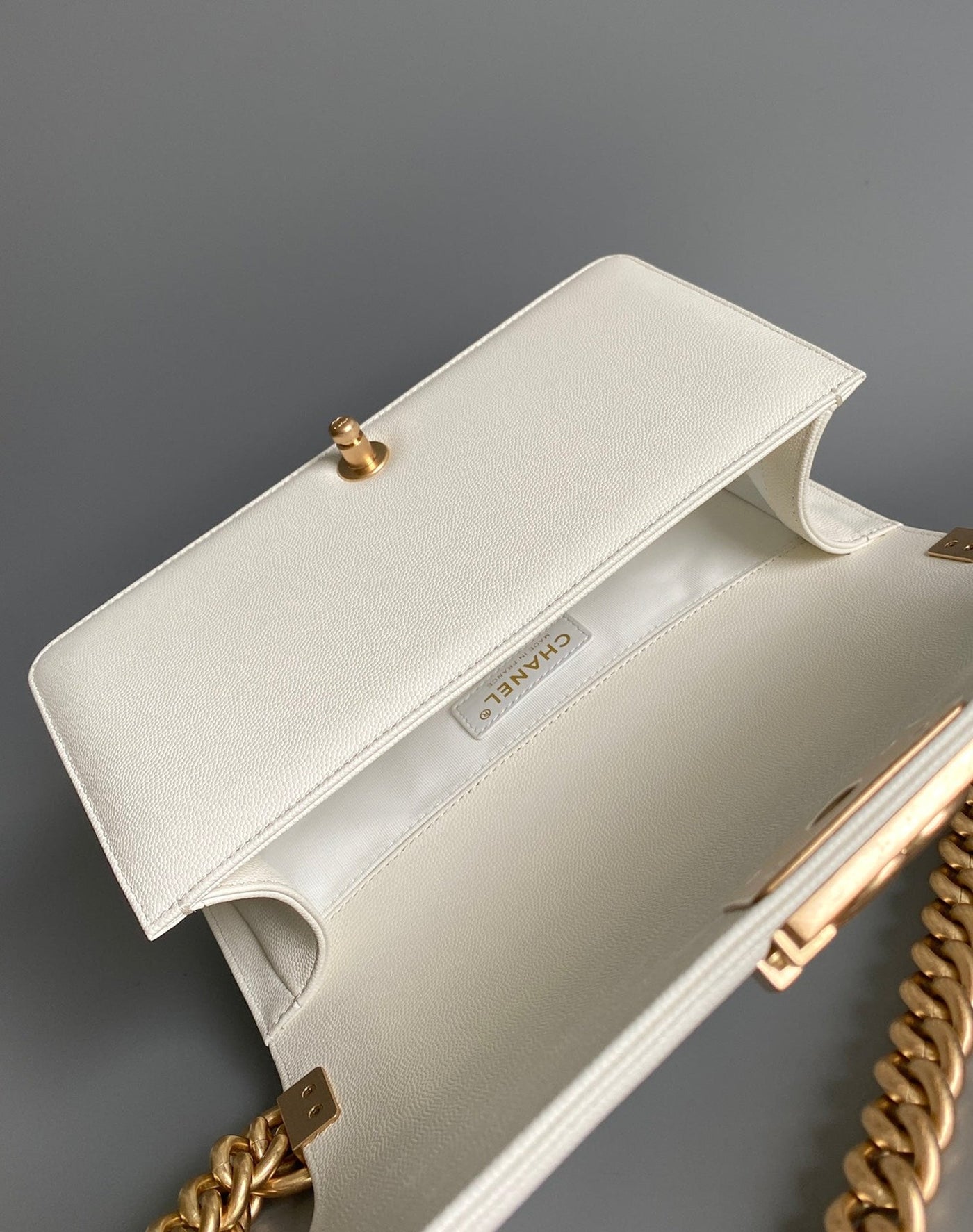 CC MEDIUM 25 BOY BAG IN WHITE LAMBSKIN GOLD HARDWARE - Image 6