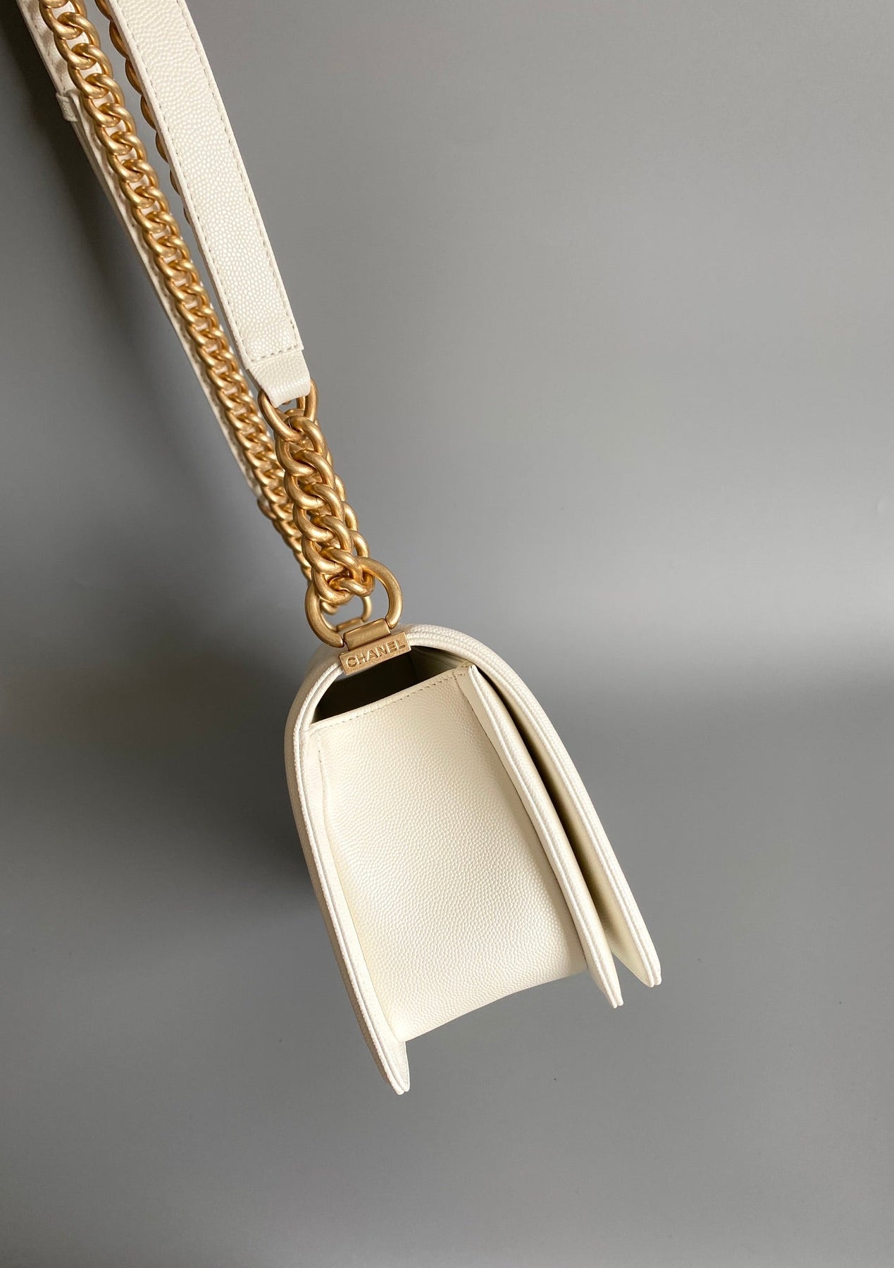 CC MEDIUM 25 BOY BAG IN WHITE LAMBSKIN GOLD HARDWARE - Image 11