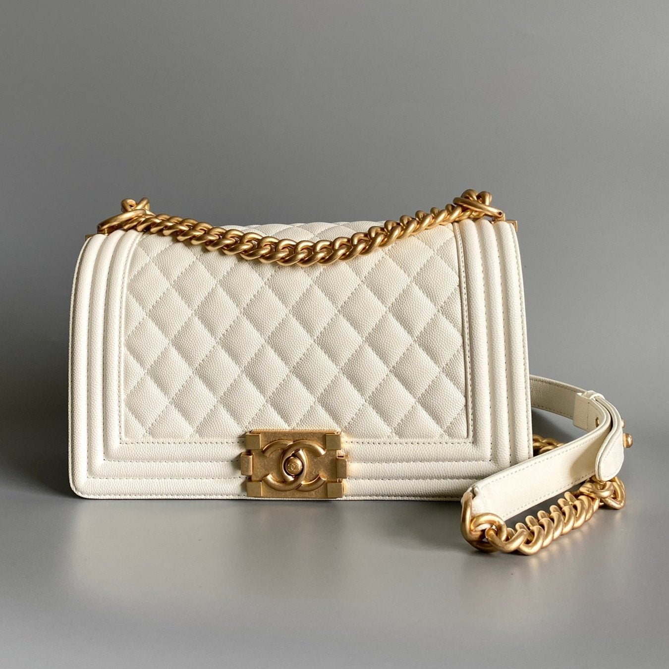 CC MEDIUM 25 BOY BAG IN WHITE LAMBSKIN GOLD HARDWARE - Image 3