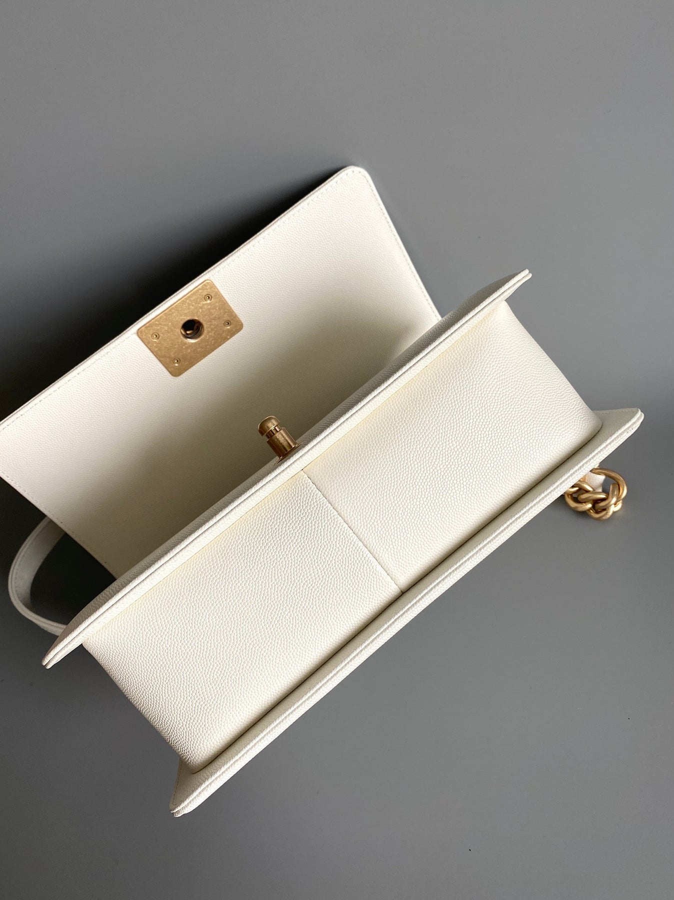 CC MEDIUM 25 BOY BAG IN WHITE LAMBSKIN GOLD HARDWARE - Image 9