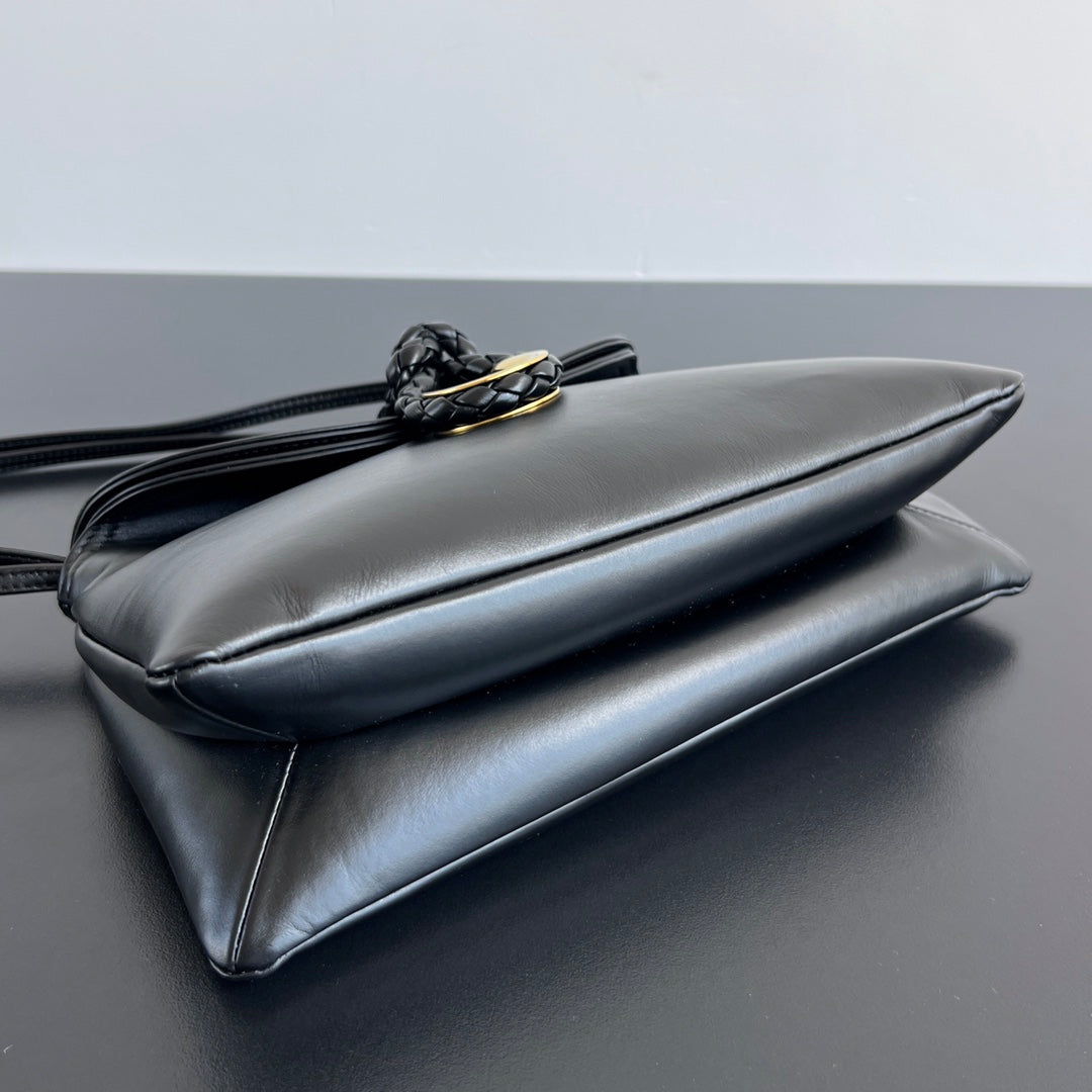 SMALL LIBERTA 27 IN BLACK SMOOTH CALFSKIN GOLD HARDWARE - Image 8