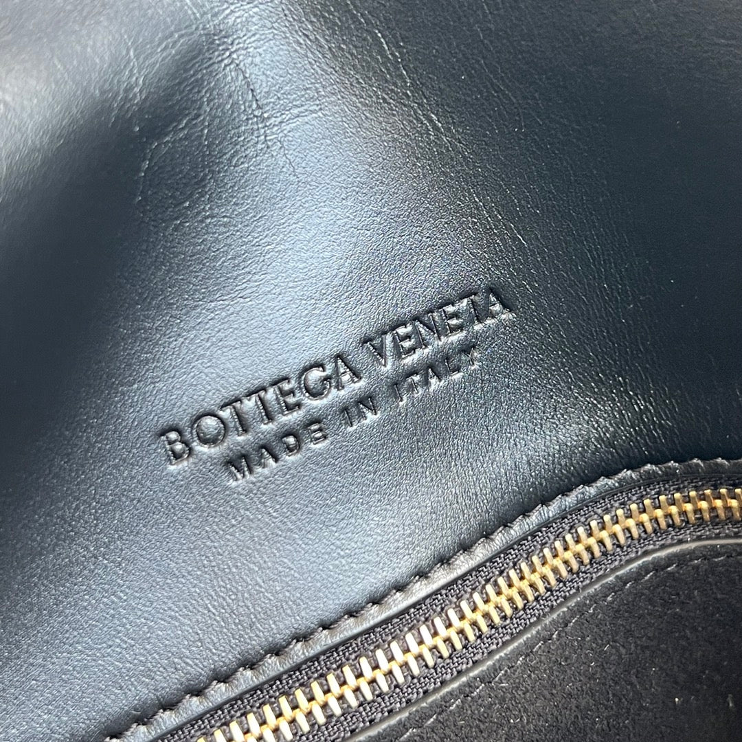 SMALL LIBERTA 27 IN BLACK SMOOTH CALFSKIN GOLD HARDWARE - Image 11