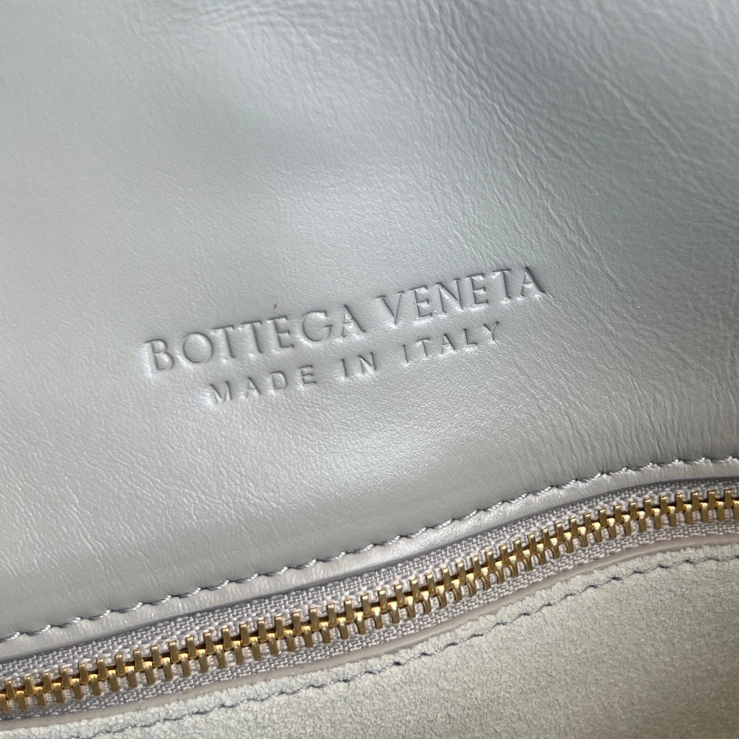 SMALL LIBERTA 27 IN SUBMARINE SMOOTH CALFSKIN GOLD HARDWARE - Image 11