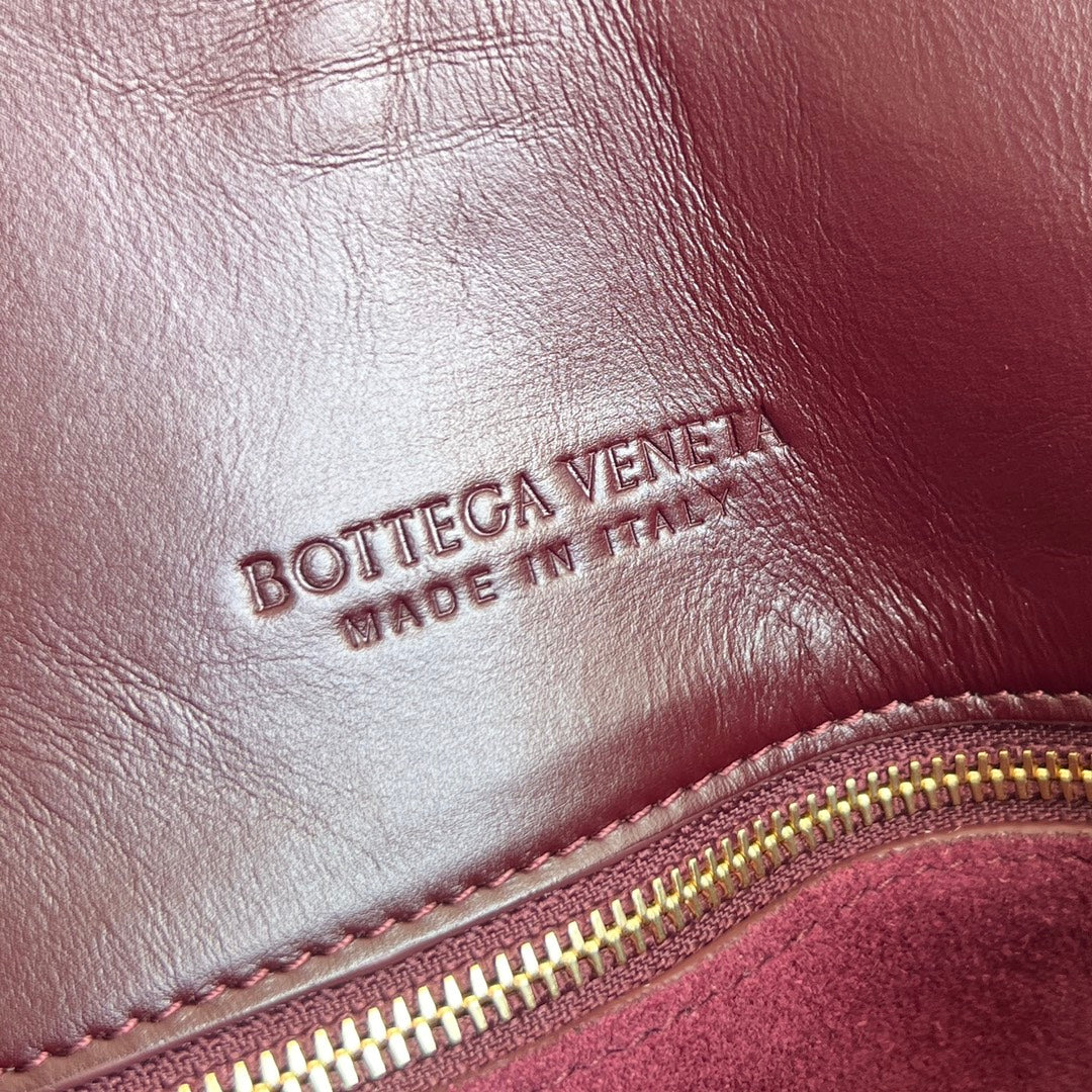 SMALL LIBERTA 27 IN WINE RED SMOOTH CALFSKIN GOLD HARDWARE - Image 4