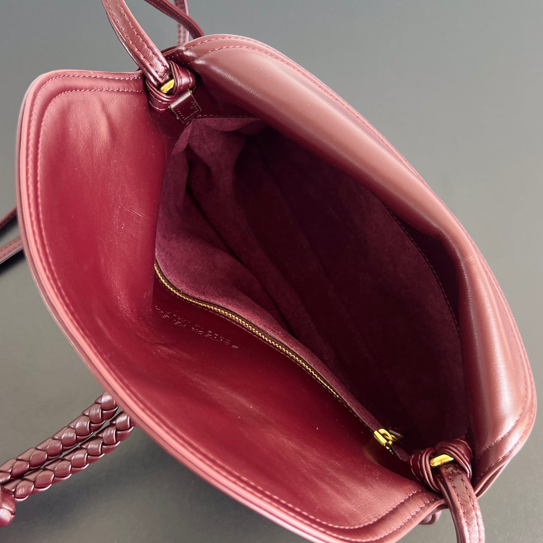 SMALL LIBERTA 27 IN WINE RED SMOOTH CALFSKIN GOLD HARDWARE - Image 11