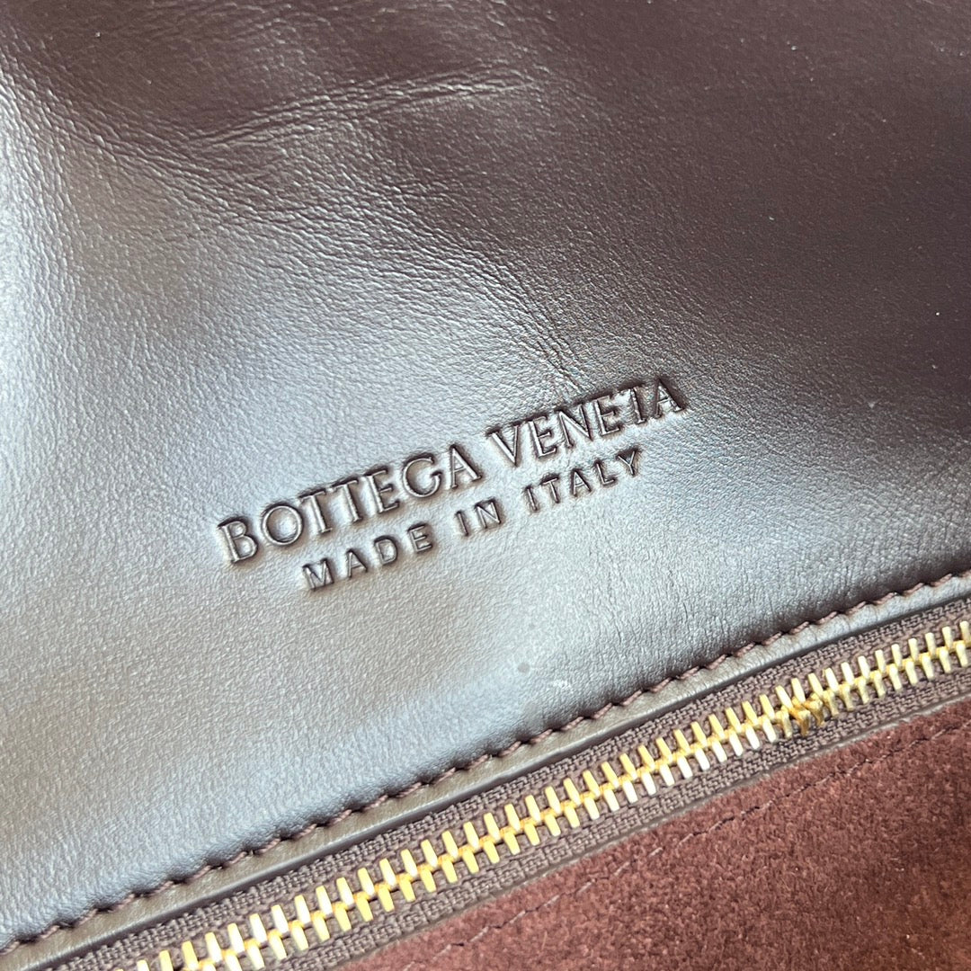 SMALL LIBERTA 27 IN CHOCOLATE SMOOTH CALFSKIN GOLD HARDWARE - Image 11