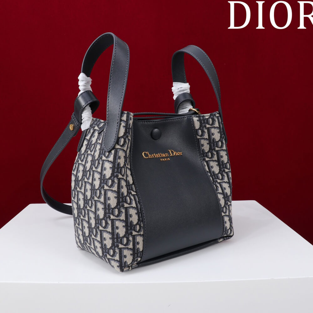 Di*r medium signature bucket bag - image 2