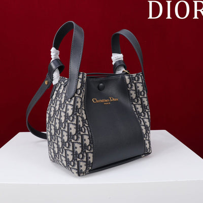 Di*r medium signature bucket bag - image 2