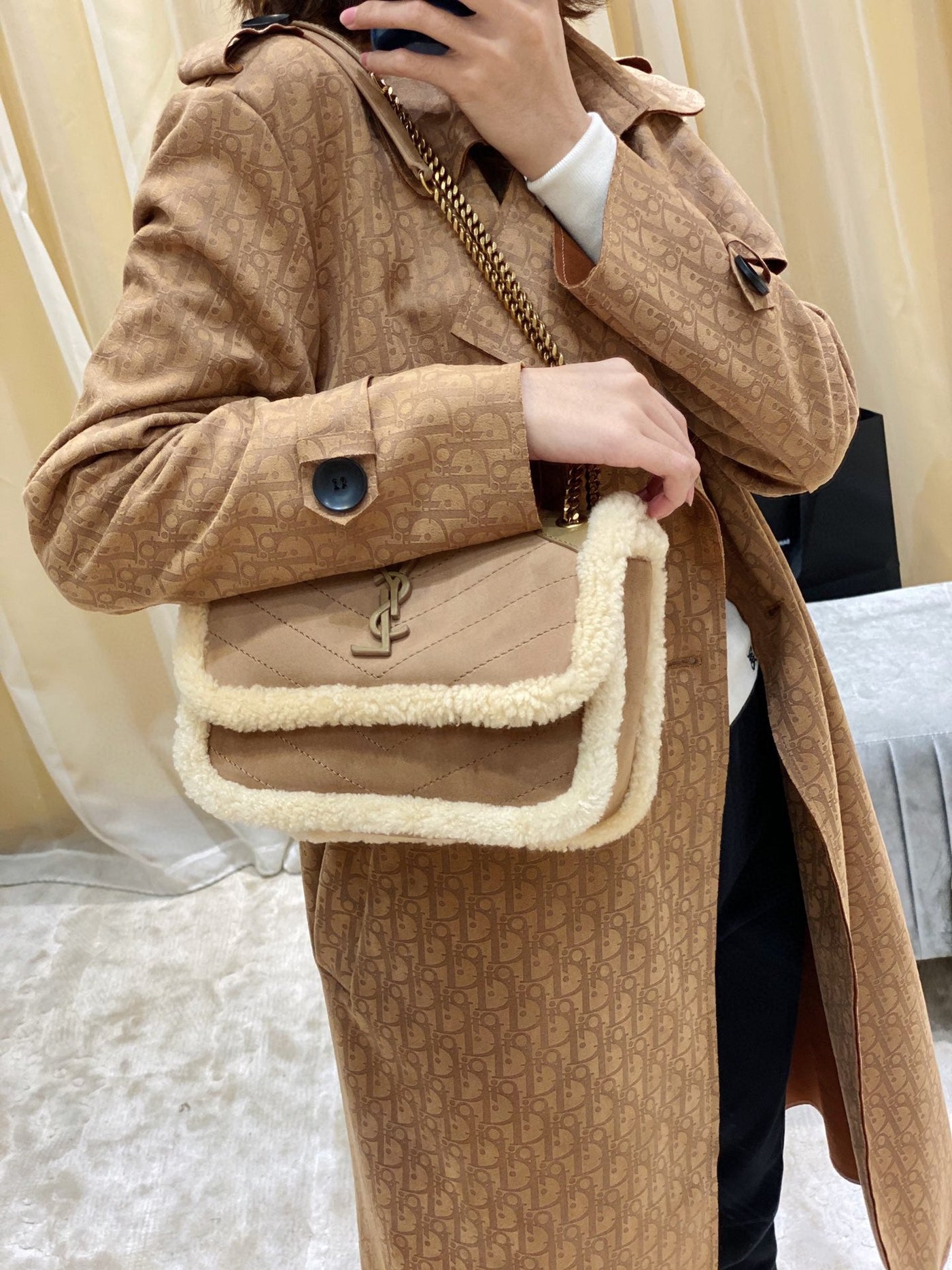 saint laurent medium niki shoulder bag in tan/cream nubuck and shearling brown beige - image 4