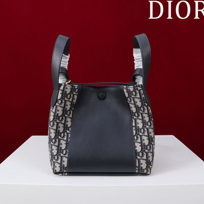 Di*r medium signature bucket bag - image 3