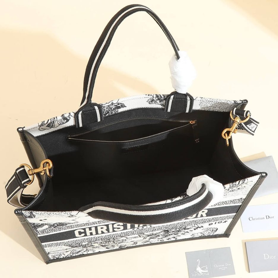 Di*r medium Di*r book tote - image 6