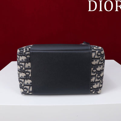 Di*r medium signature bucket bag - image 4