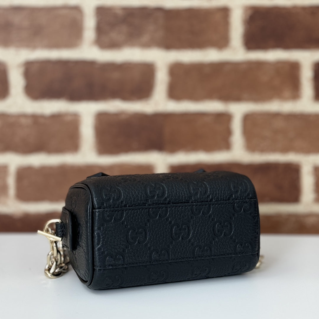 Guc*i gg emblem medium boston bag in black leather - image 2