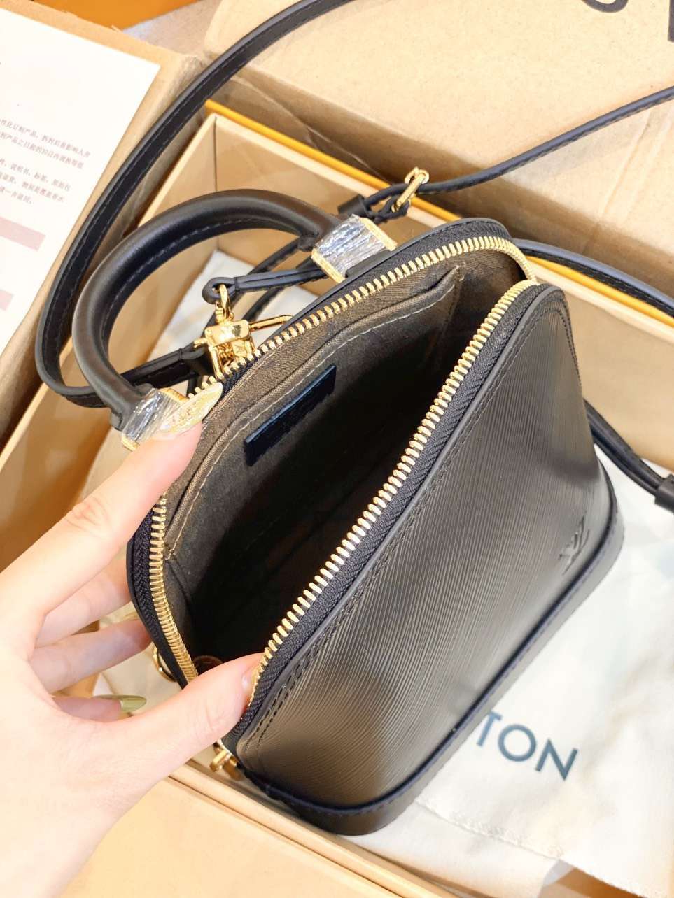 Lou*s Vuitt*n lv alma backpack woman’s black 15x20x10cm - image 6