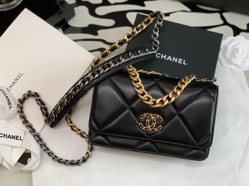 Chan*l 19 wallet on chain in shiny lambskin - image 2