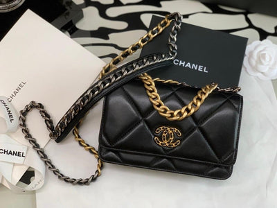 Chan*l 19 wallet on chain in shiny lambskin - image 2